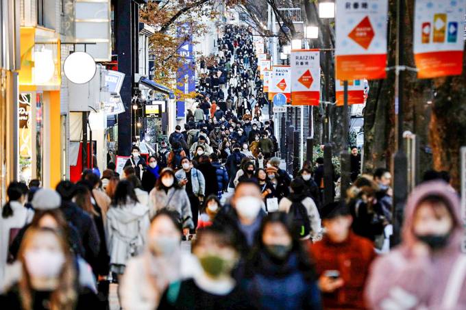 2020-12-17T133329Z_1_LYNXMPEGBG14D_RTROPTP_4_HEALTH-CORONAVIRUS-JAPAN-1