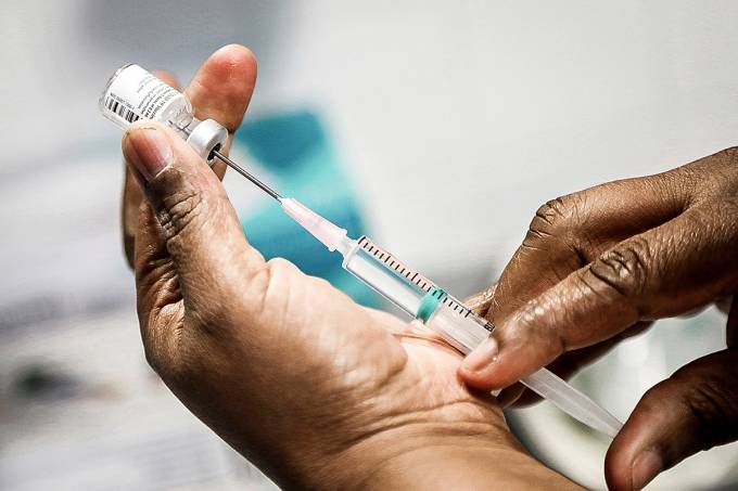 2021-01-05T211100Z_1_LYNXMPEH041CZ_RTROPTP_4_HEALTH-CORONAVIRUS-VACCINATION-1-1 (1)